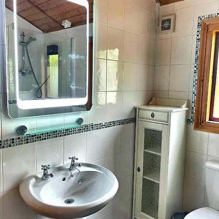 The Squirrel Lodge Carmarthen Esterno foto