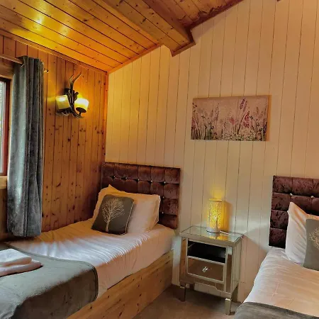 The Squirrel Lodge Carmarthen Esterno foto